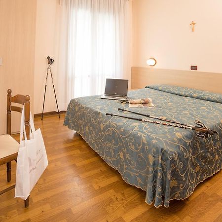Hotel Trevi Лідо-ді-Єзоло Номер фото