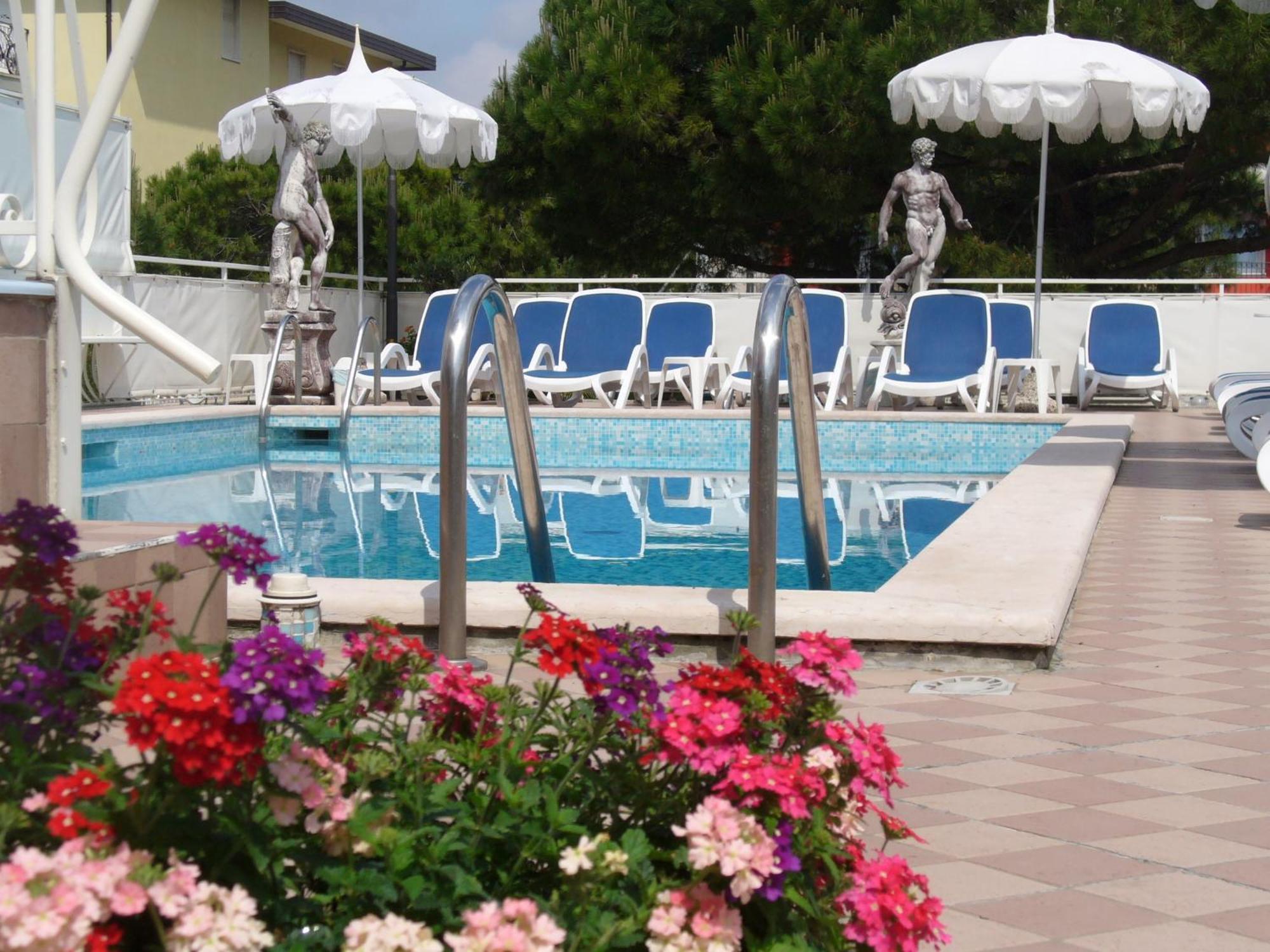Hotel Trevi Лідо-ді-Єзоло Екстер'єр фото