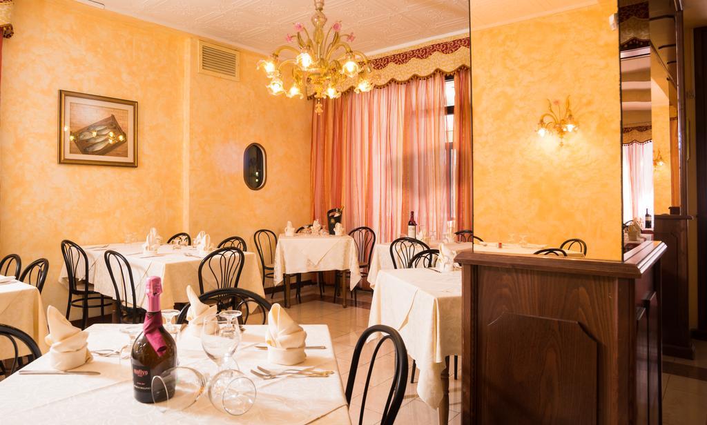 Hotel Trevi Лідо-ді-Єзоло Екстер'єр фото