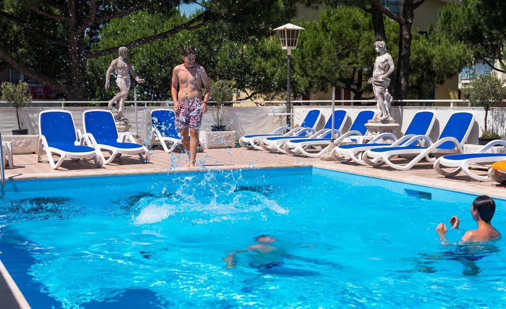 Hotel Trevi Лідо-ді-Єзоло Екстер'єр фото