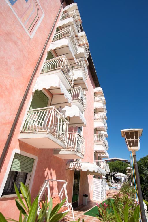 Hotel Trevi Лідо-ді-Єзоло Екстер'єр фото
