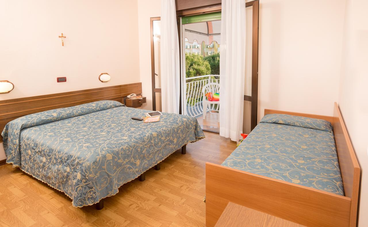 Hotel Trevi Лідо-ді-Єзоло Екстер'єр фото